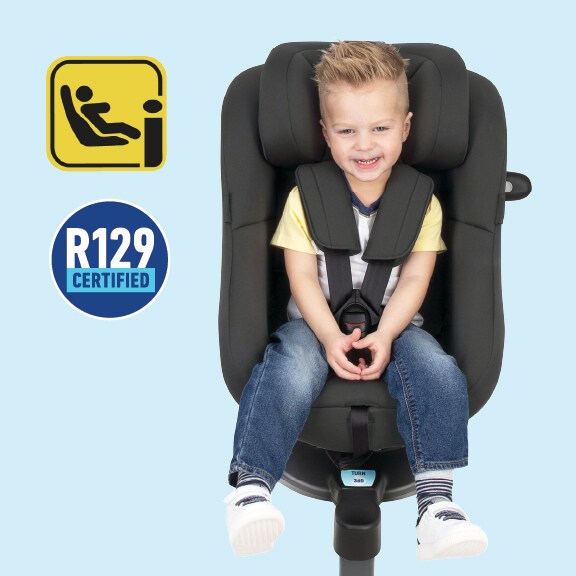 Graco Turn2Me i-Size R129 with logos and kid in seat on blue background. 