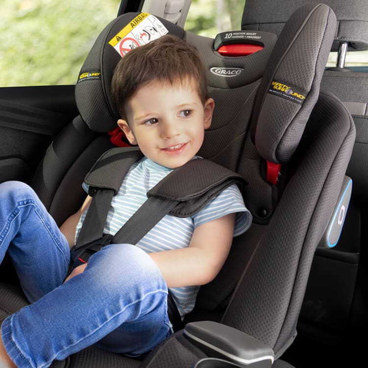Bambino seduto in senso di marcia nel seggiolino auto Graco SlimFit