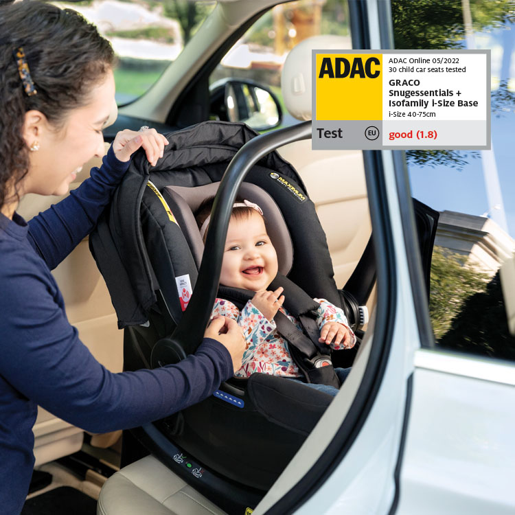 Bambino allacciato nel seggiolino auto Graco SnugEssentials i-Size con logo ADAC