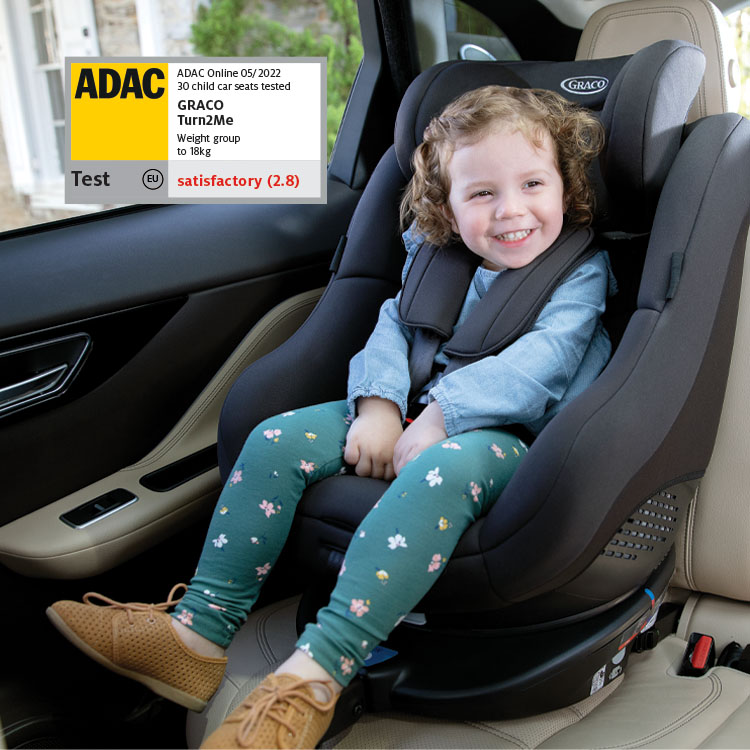 Fille attachée dans le siège auto Graco Turn2Me R44 avec le logo ADAC