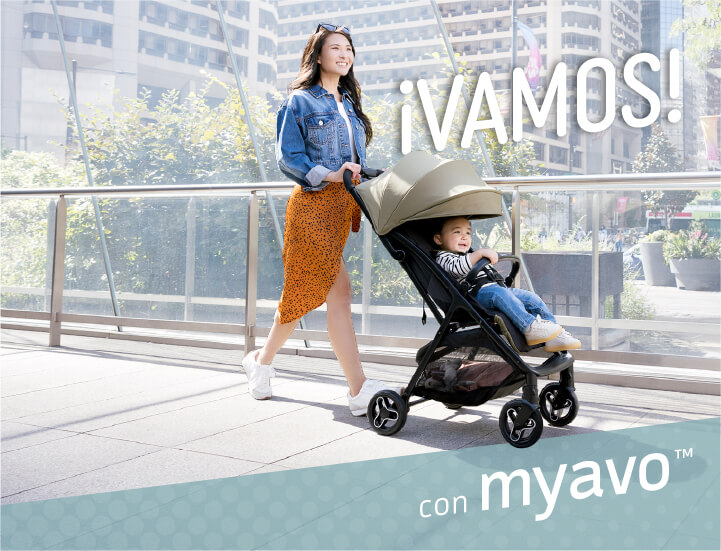 Mamá y bebé caminando por la ciudad en Graco Myavo con texto Ready, Set, Go.