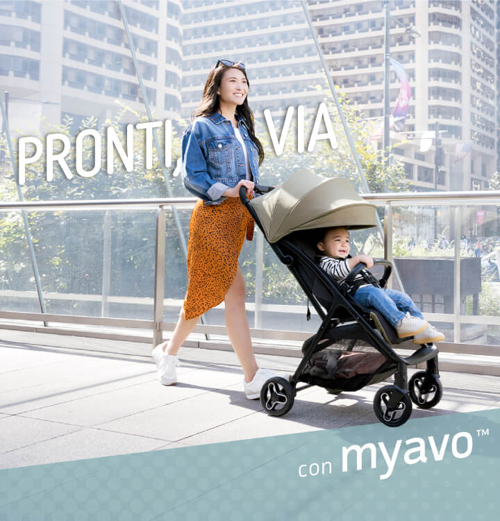 Mamma e bambino passeggiano per la città in Graco Myavo con il testo Pronto, partenza, via.